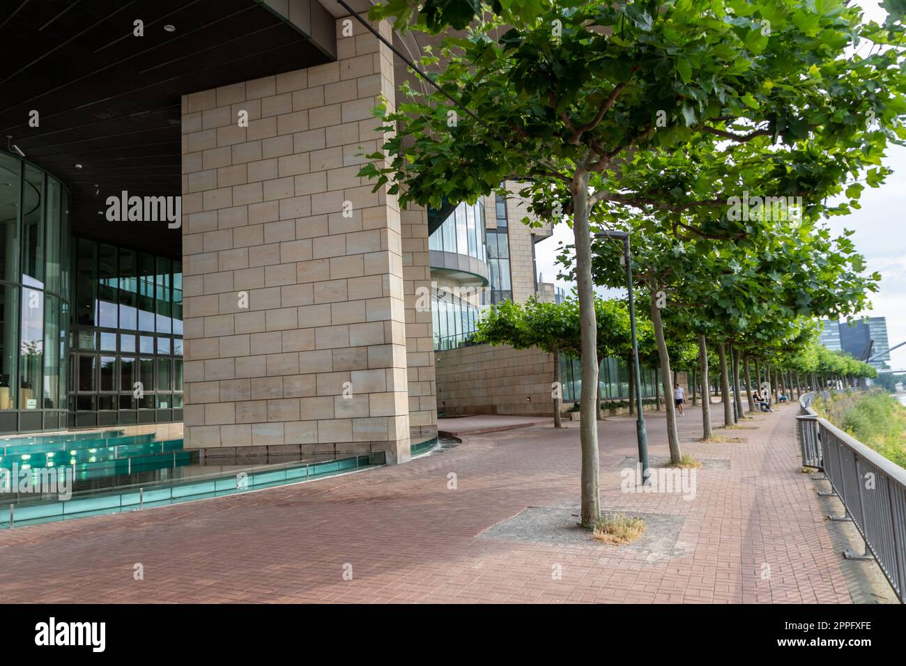 DÃ¼sseldorf, Germania 07 20 2022: Landtag DÃ¼sseldorf, capitale parlamentare della renania settentrionale-vestfalia, mostra la sala congressi del governo democratico locale nell'architettura futuristica per la politica in nrw Foto Stock