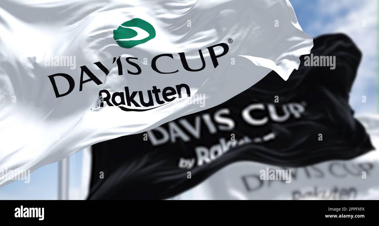Le bandiere della Coppa Davis di Rakuten che sventolano al vento in una giornata limpida Foto Stock