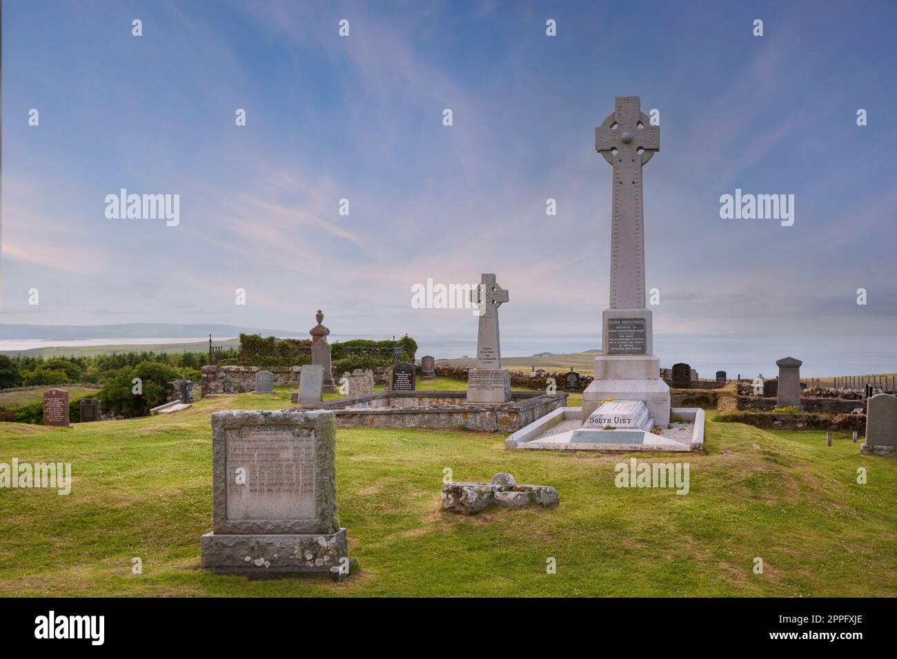 Cimitero con tomba di cavaliere Angus Martin vicino al Museo Skye di Island Life, Kilmuir, Scozia Foto Stock