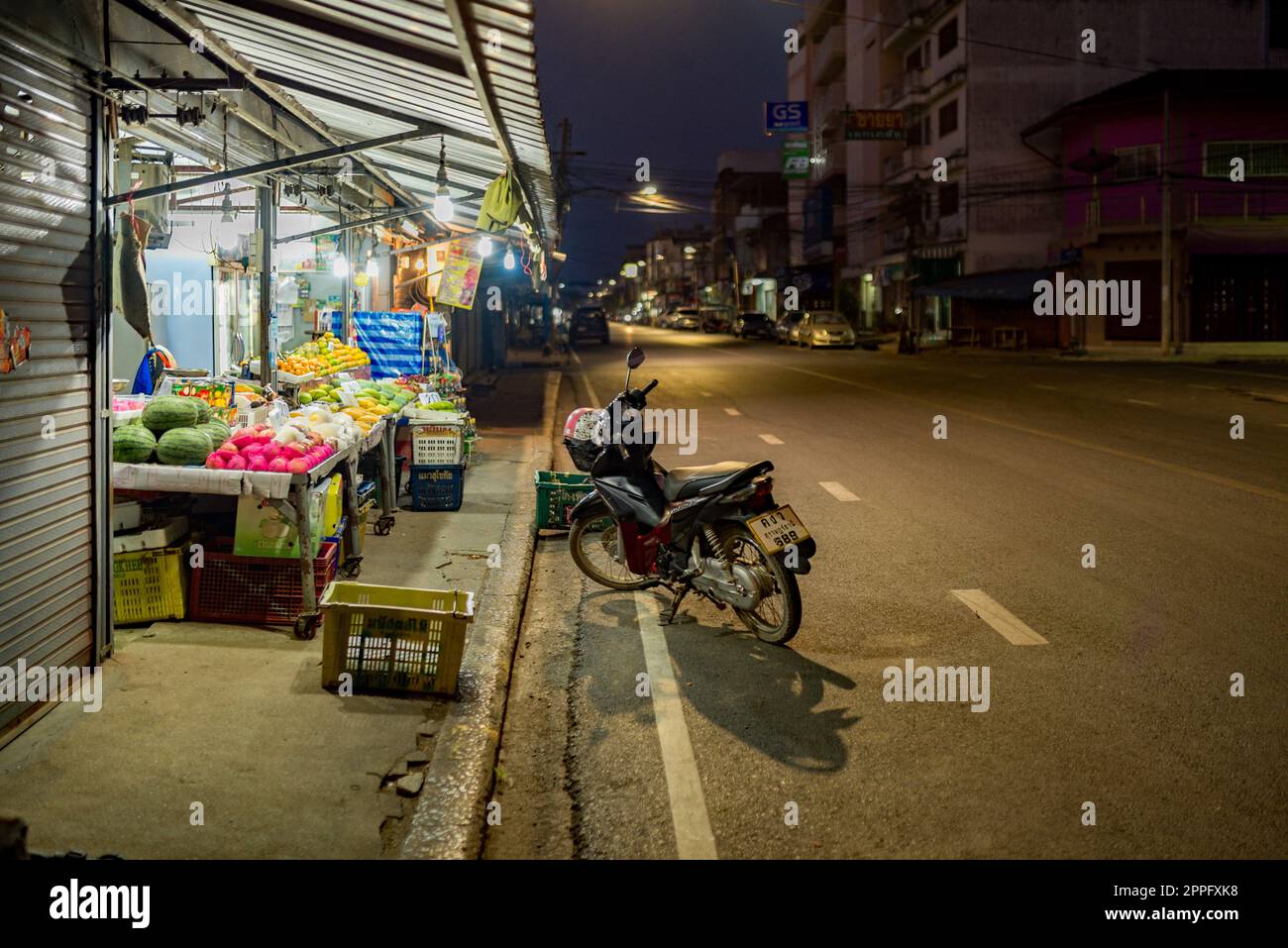 Scooter per le strade di Surat Thani di notte Foto Stock