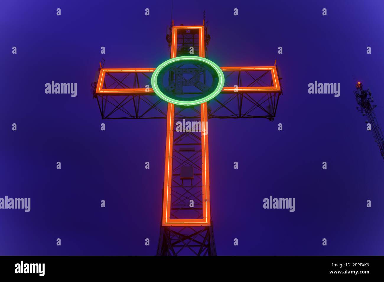 SHERBROOKE, CANADA - 22 LUGLIO 2022: Monumento commemorativo al neon illuminato a Mont-Bellevue, Sherbrooke, Quebec, Estrie, Canada Foto Stock