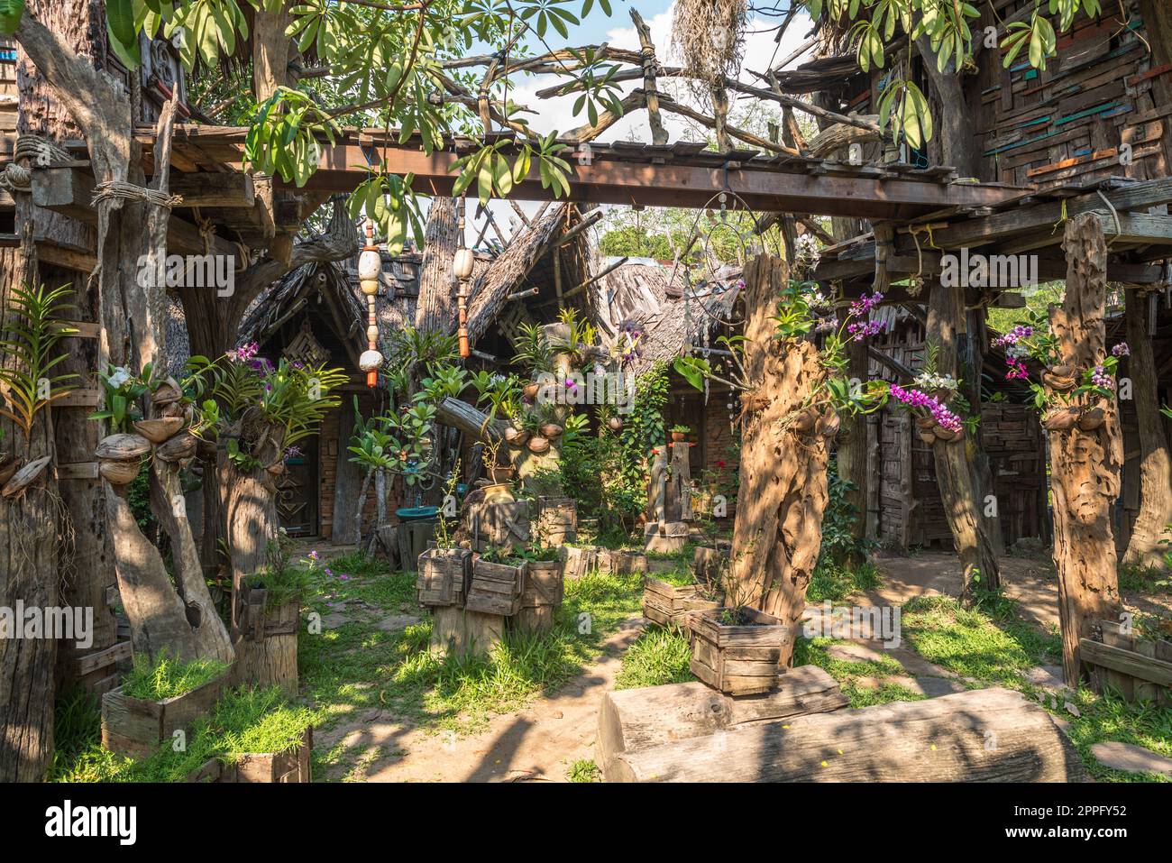 Il giardino dell'Hippie Bar è decorato con fiori, cellulari, sculture e campanelli a vento Foto Stock