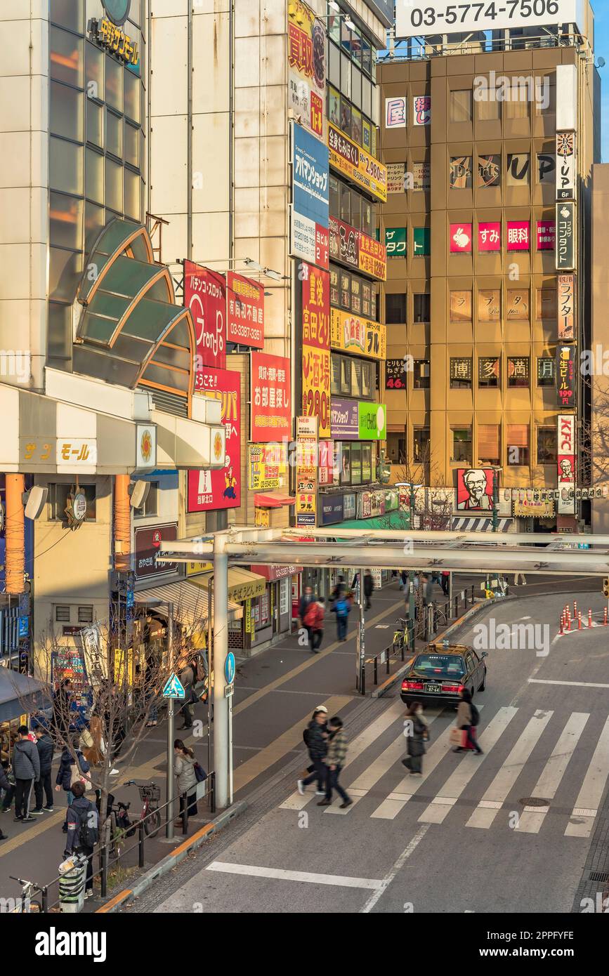 tokyo, giappone - 25 2018 dicembre: Ingresso alla strada dello shopping del centro commerciale Nakano Sun Mall che porta a Nakano Broadway famosa per lo sho correlato alla sottocultura di Otaku Foto Stock