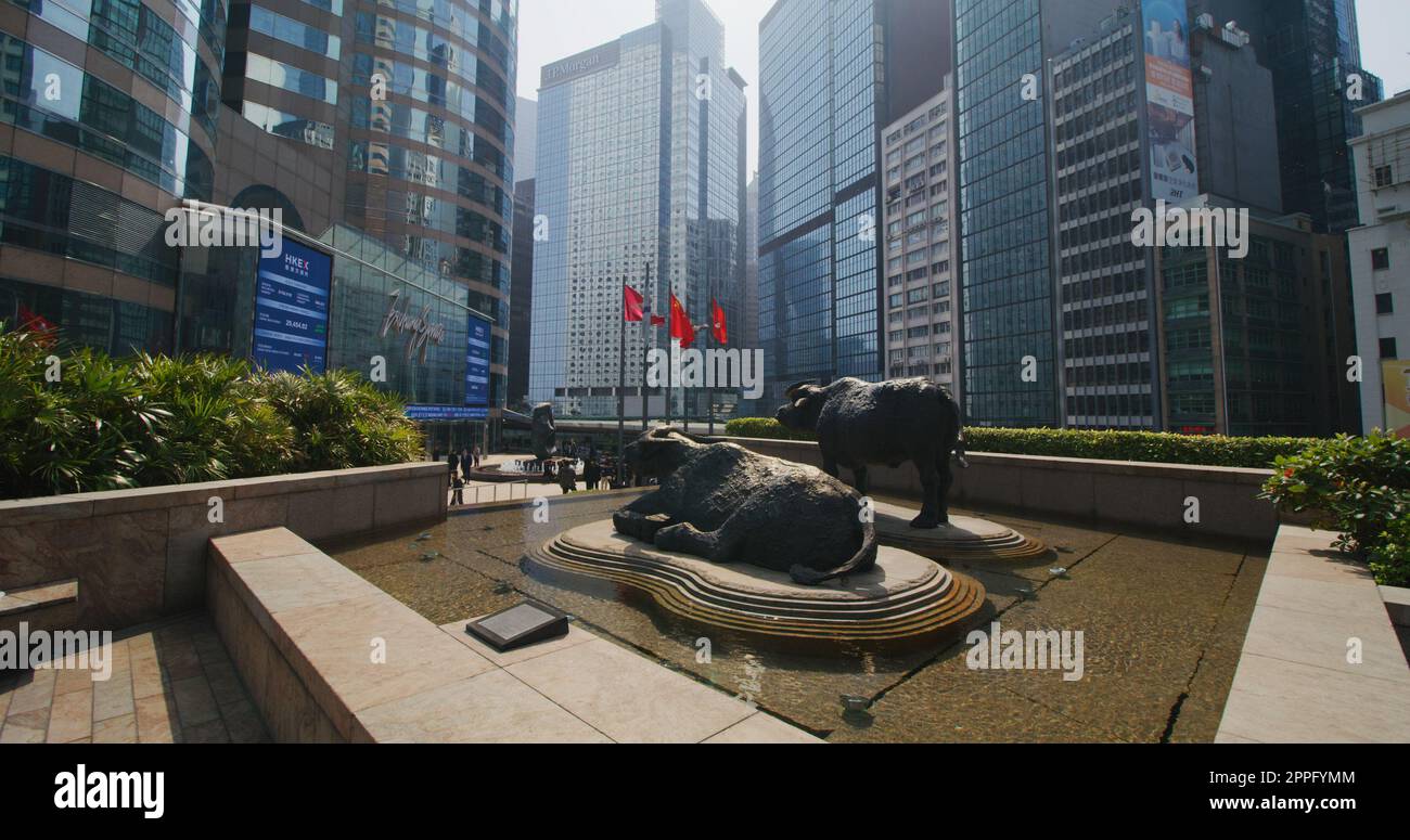 Centrale, Hong Kong 27 Gennaio 2021: Passeggiata a due statue di bufalo, Piazza degli scambi sull'Isola di Hong Kong Foto Stock