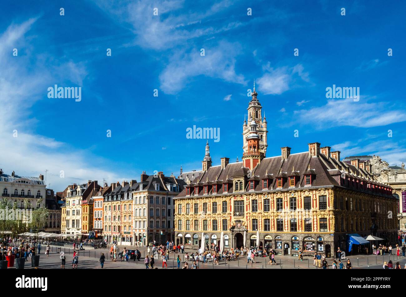 LILLE, FRANCIA - 17 AGOSTO 2013: Paesaggio urbano, vista di una piazza centrale a Lille, nel nord della Francia Foto Stock