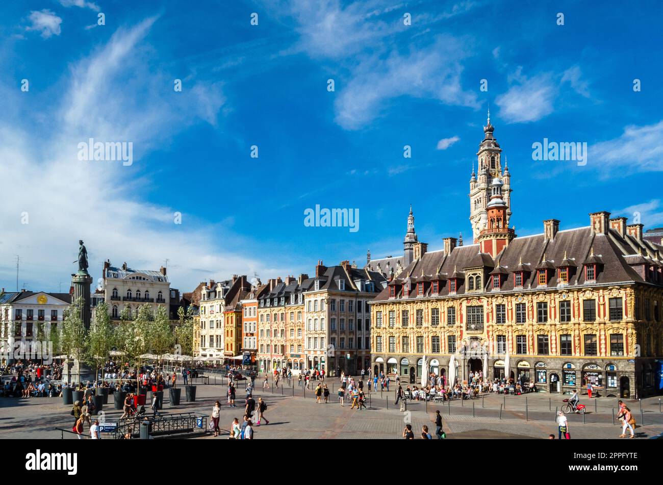 LILLE, FRANCIA - 17 AGOSTO 2013: Paesaggio urbano, vista di una piazza centrale a Lille, nel nord della Francia Foto Stock