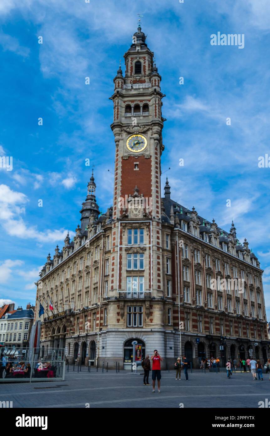 LILLE, FRANCIA - 17 AGOSTO 2013: Paesaggio urbano, vista di una piazza centrale a Lille, nel nord della Francia Foto Stock