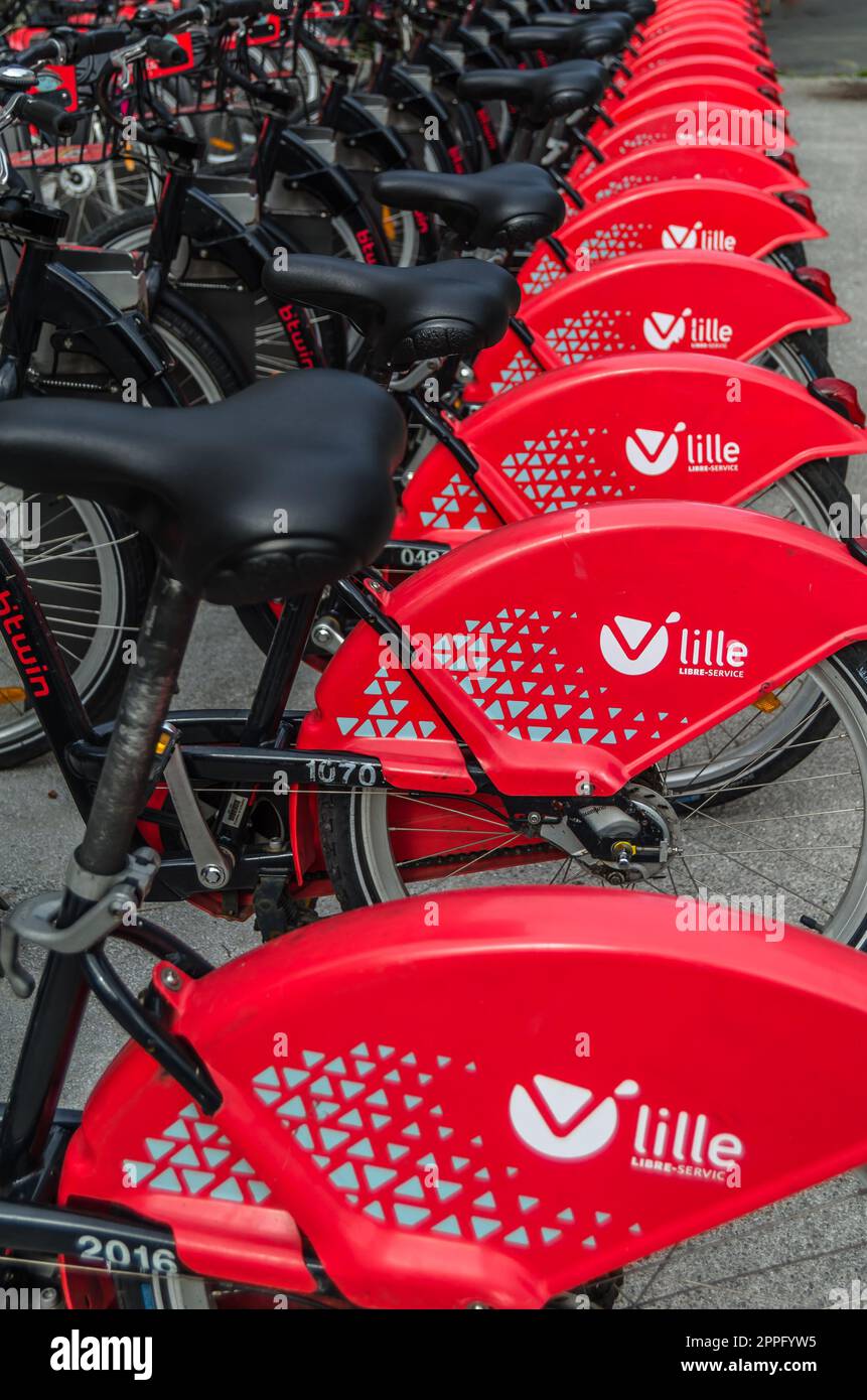 LILLE, FRANCIA - 17 AGOSTO 2013: Fila di biciclette da un servizio di bike sharing a Lille, nel nord della Francia Foto Stock