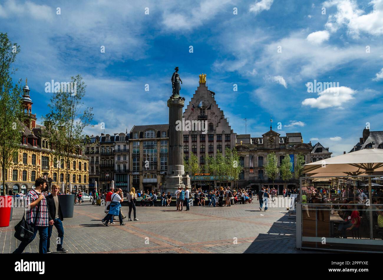 LILLE, FRANCIA - 17 AGOSTO 2013: Paesaggio urbano, vista di una piazza centrale a Lille, nel nord della Francia Foto Stock