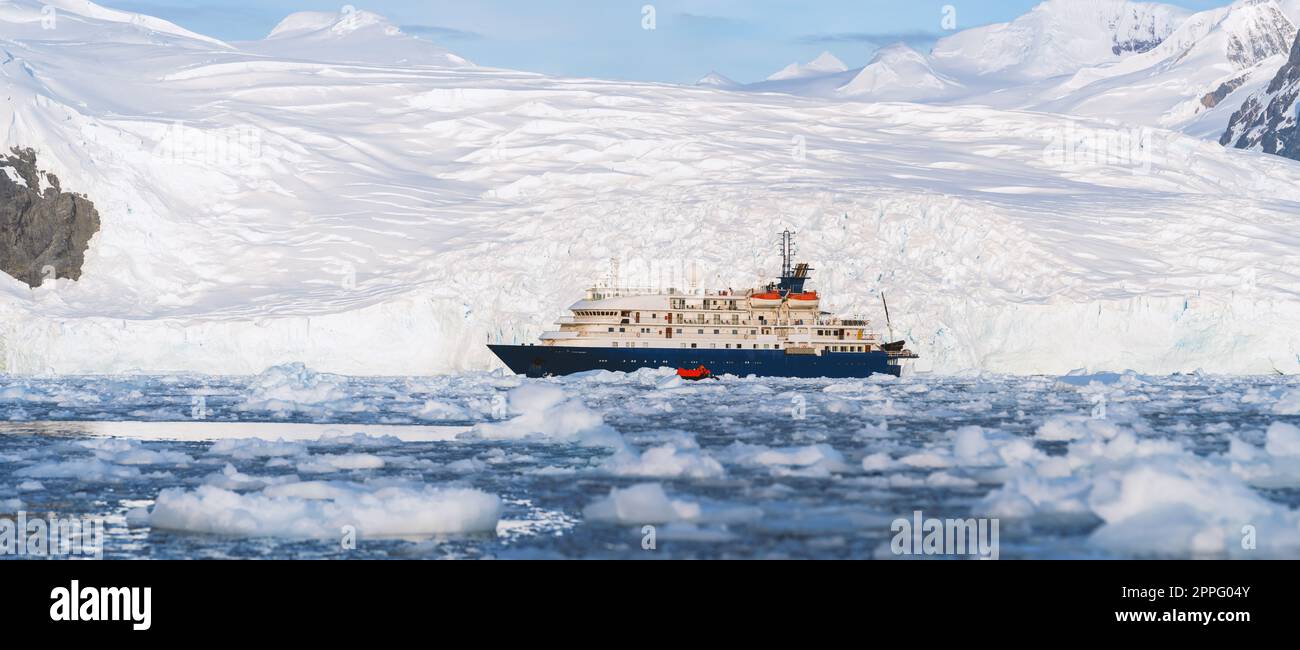 Nave da spedizione di fronte al paesaggio dell'iceberg antartico a Cierva Cove, sul lato ovest della penisola antartica Foto Stock