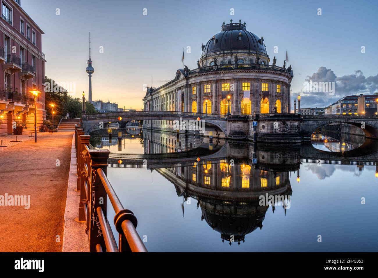 Il fiume Sprea a Berlino prima dell'alba con il Bode-Museum e la Torre della Televisione Foto Stock