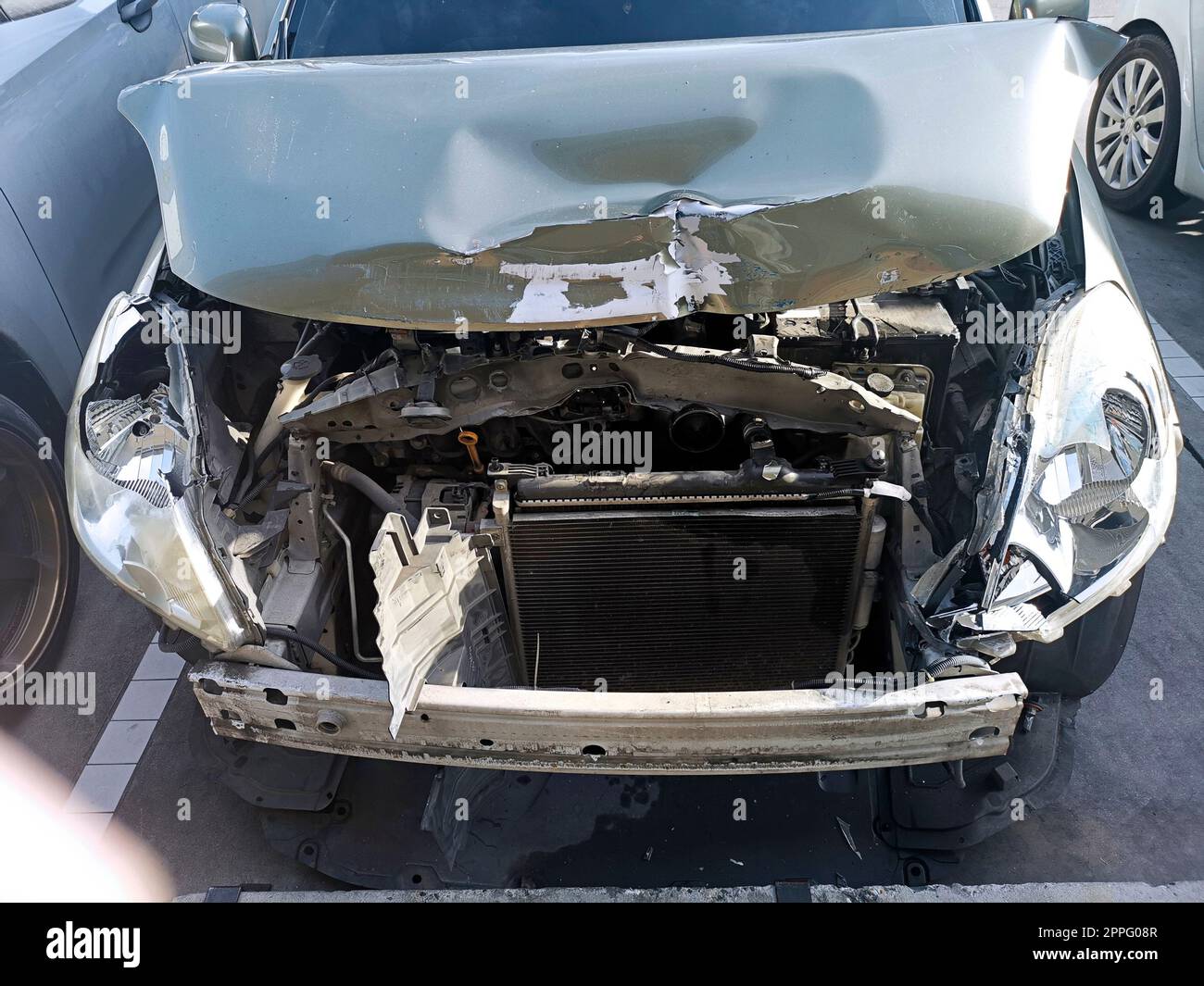 La parte anteriore della vettura è stata danneggiata in caso di incidente stradale Foto Stock