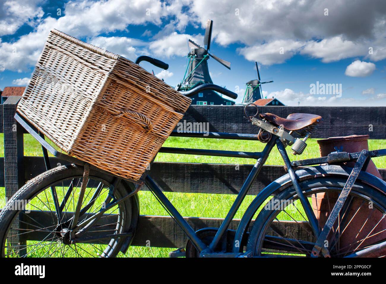 Bicicletta con mulino a vento e sfondo cielo blu. Paesaggio paesaggistico di campagna vicino ad Amsterdam nei Paesi Bassi. Foto Stock