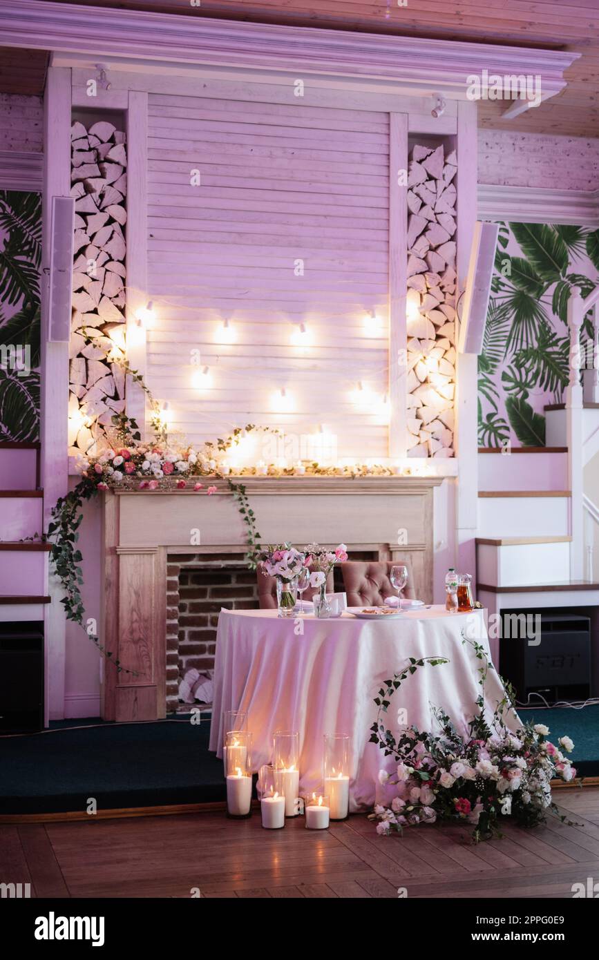 il presidio degli sposi novelli nella sala banchetti del ristorante Foto Stock