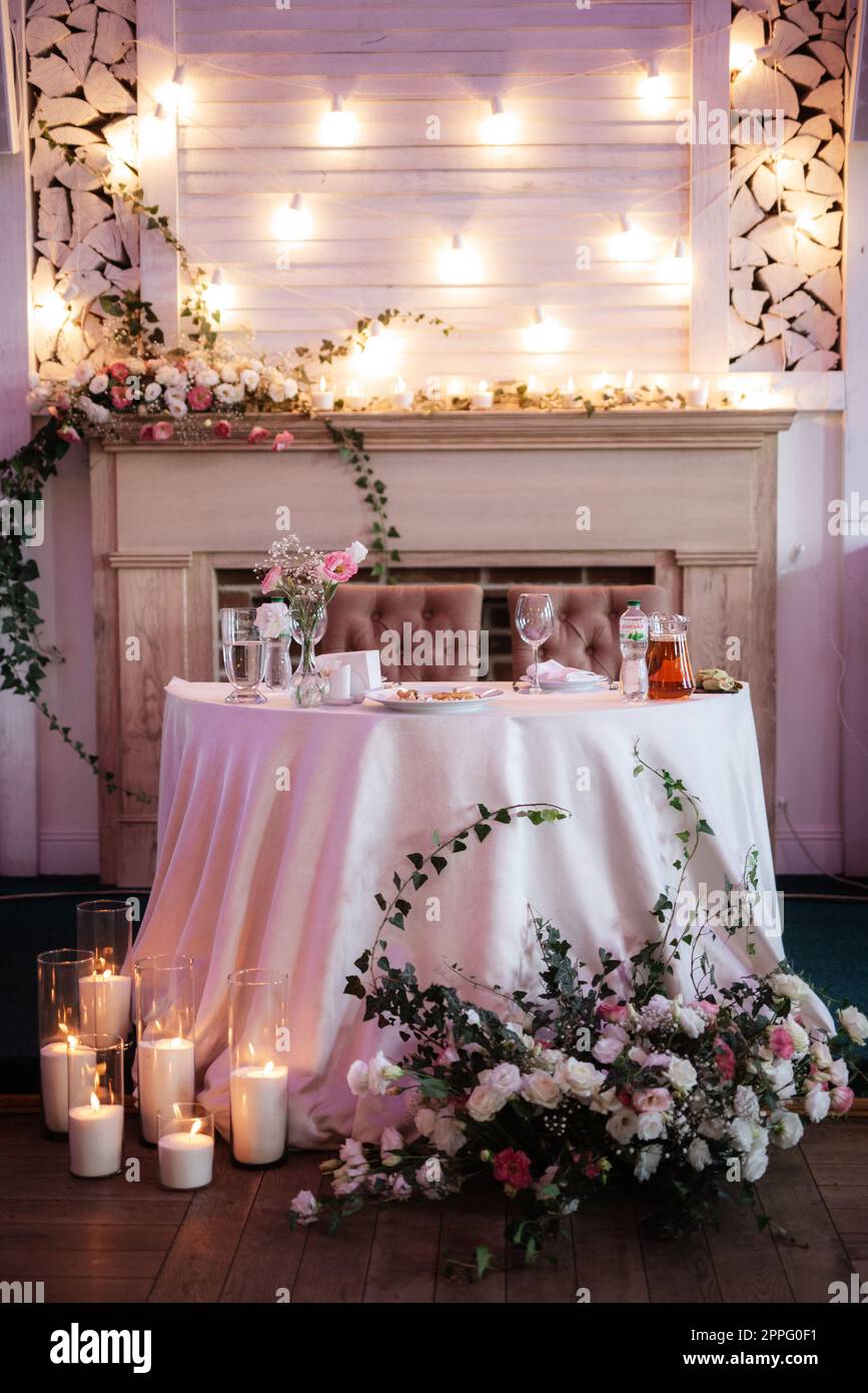 il presidio degli sposi novelli nella sala banchetti del ristorante Foto Stock
