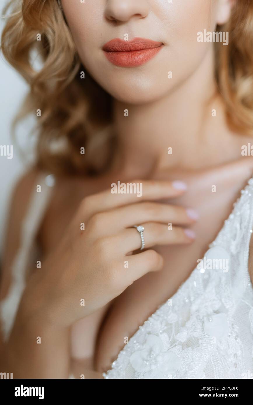 la sposa tocca delicatamente il suo caro anello Foto Stock