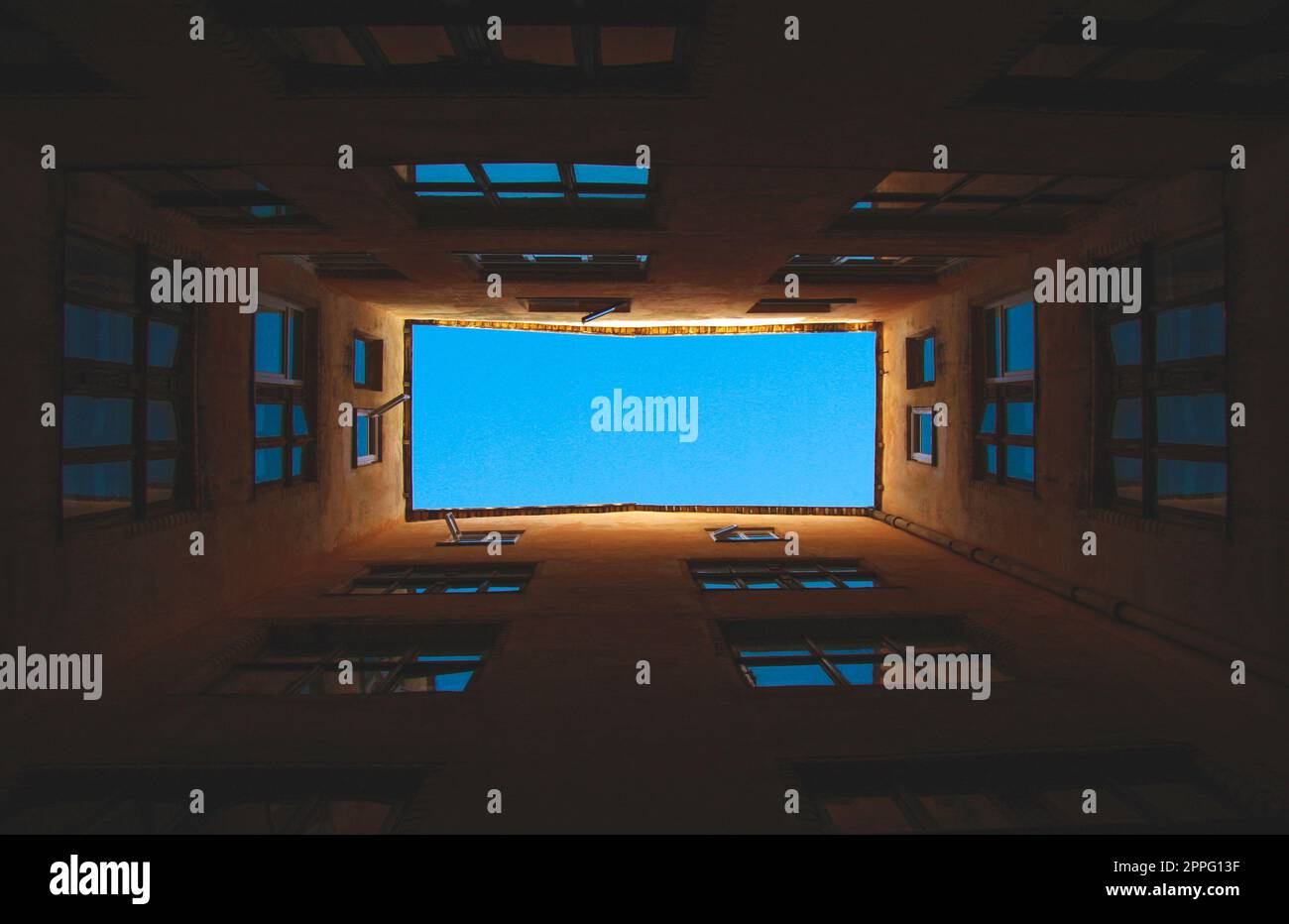 Famosi cortili pozzi, vecchie finestre, cortile interno Foto Stock