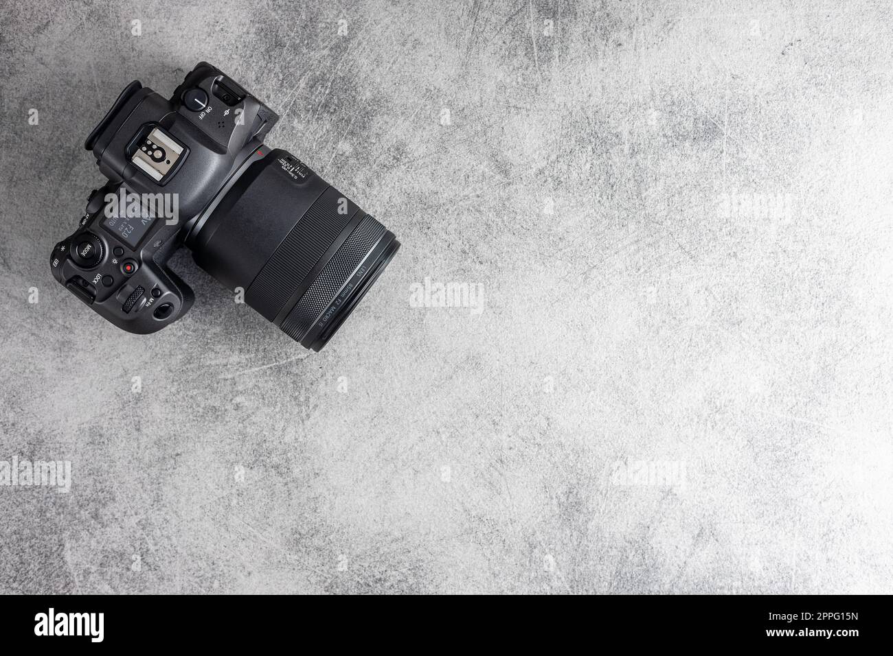Fotocamera mirrorless digitale su tavolo grigio. Foto Stock