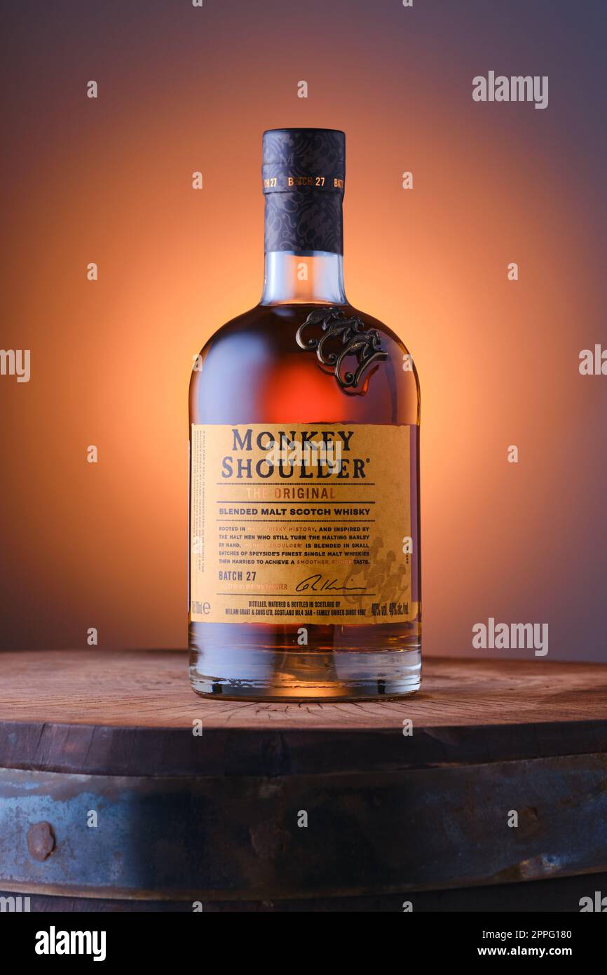 Aprile 8,2022, Minsk, Bielorussia - Monkey Shoulder Blended malt scotch whisky in cima alla botte Foto Stock