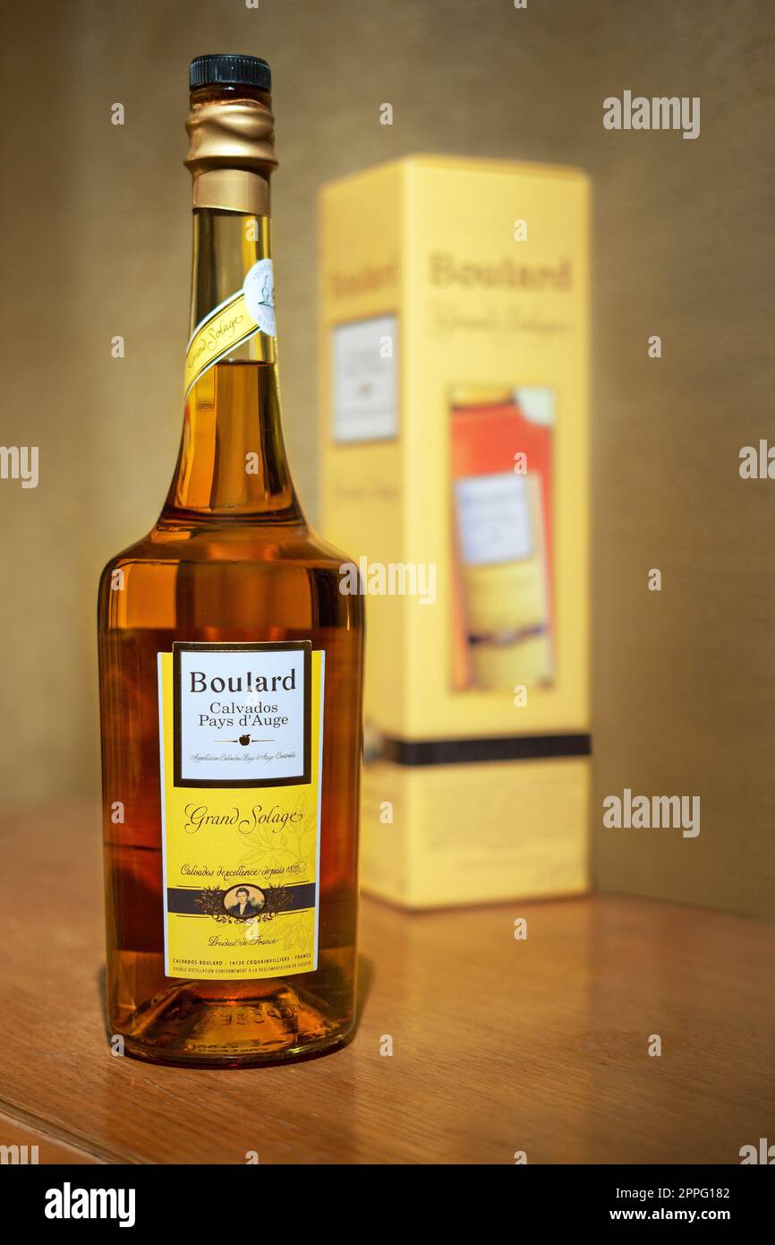 Bielorussia, Minsk, 14, aprile, 2016 - bottiglia di Boulard Calvados, Grand Solage con scatola di cartone al banco. Foto Stock