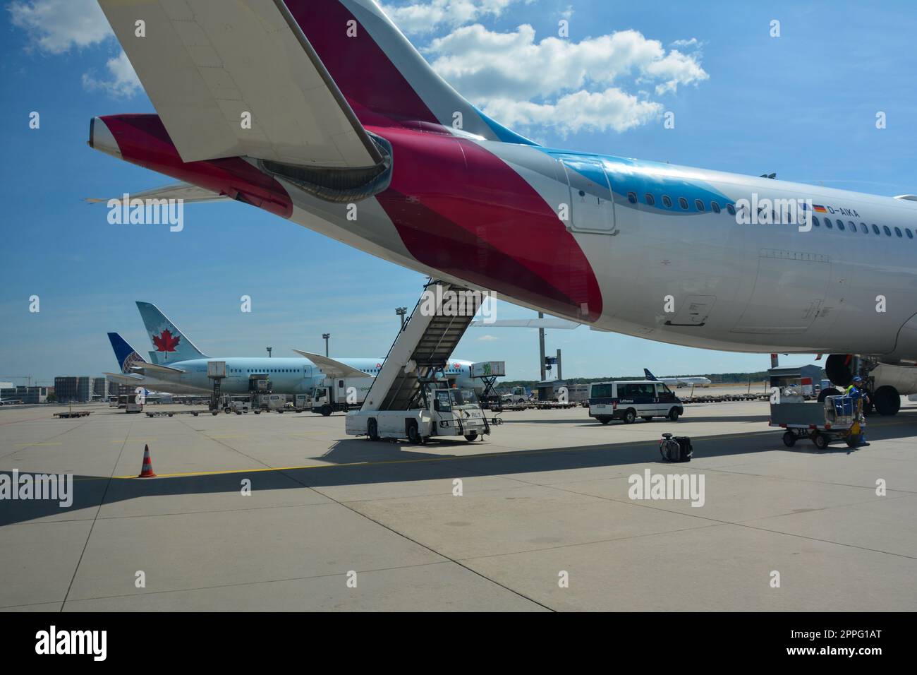 Aeroporto di Francoforte Germania 02 agosto 2022 - Eurowings Discover Airplane with Passenger Stairs Foto Stock