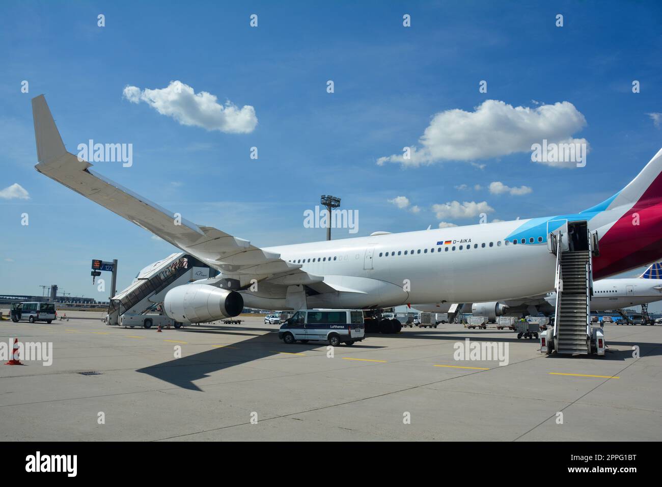 Aeroporto di Francoforte Germania 02 agosto 2022 - Eurowings Discover Airplane with Passenger Stairs Foto Stock