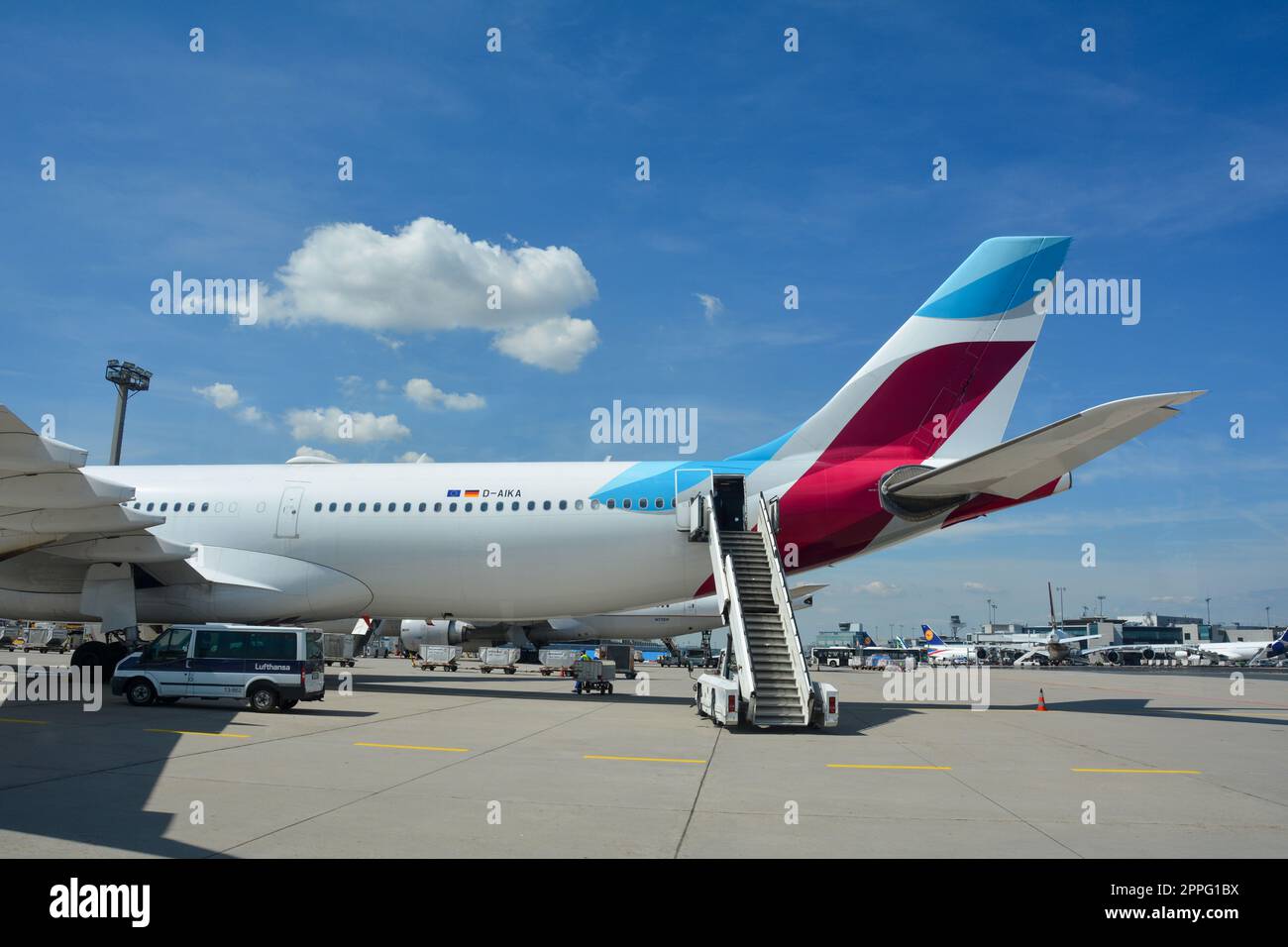 Aeroporto di Francoforte Germania 02 agosto 2022 - Eurowings Discover Airplane with Passenger Stairs Foto Stock