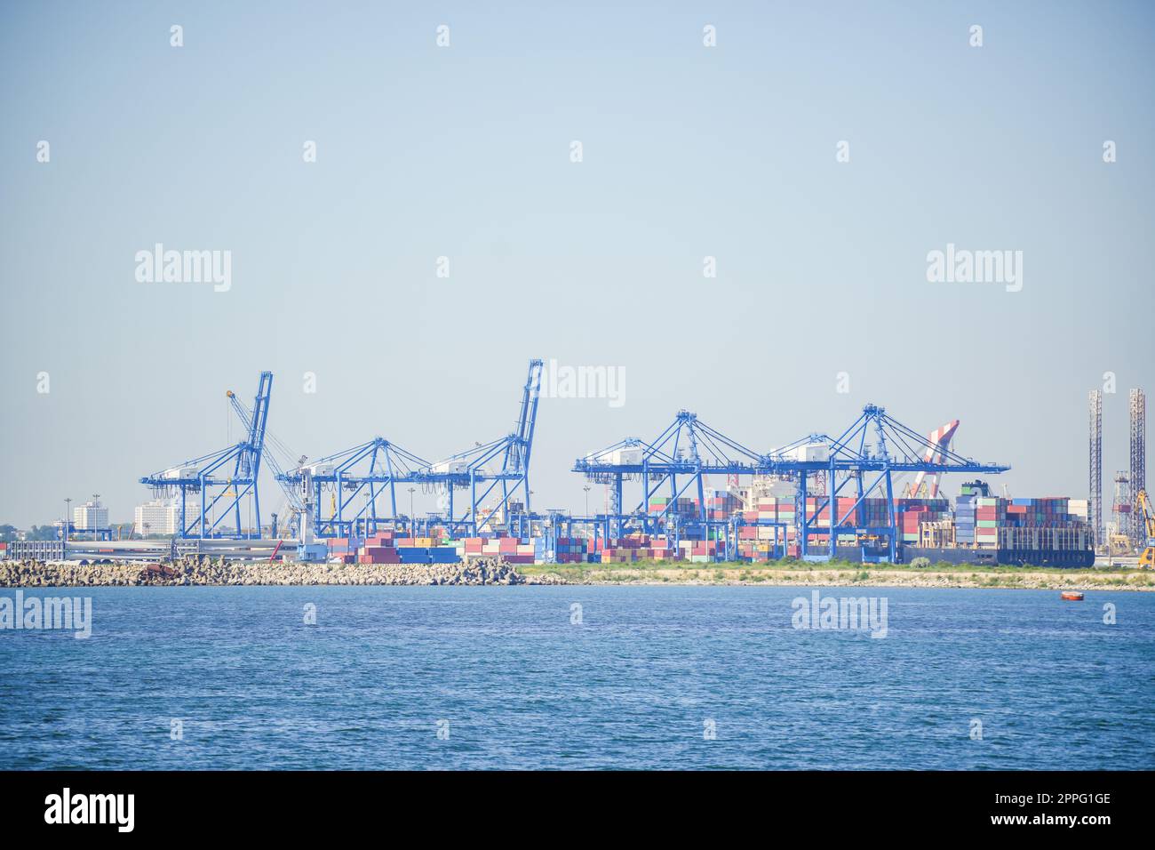 Terminale container in un porto commerciale Foto Stock