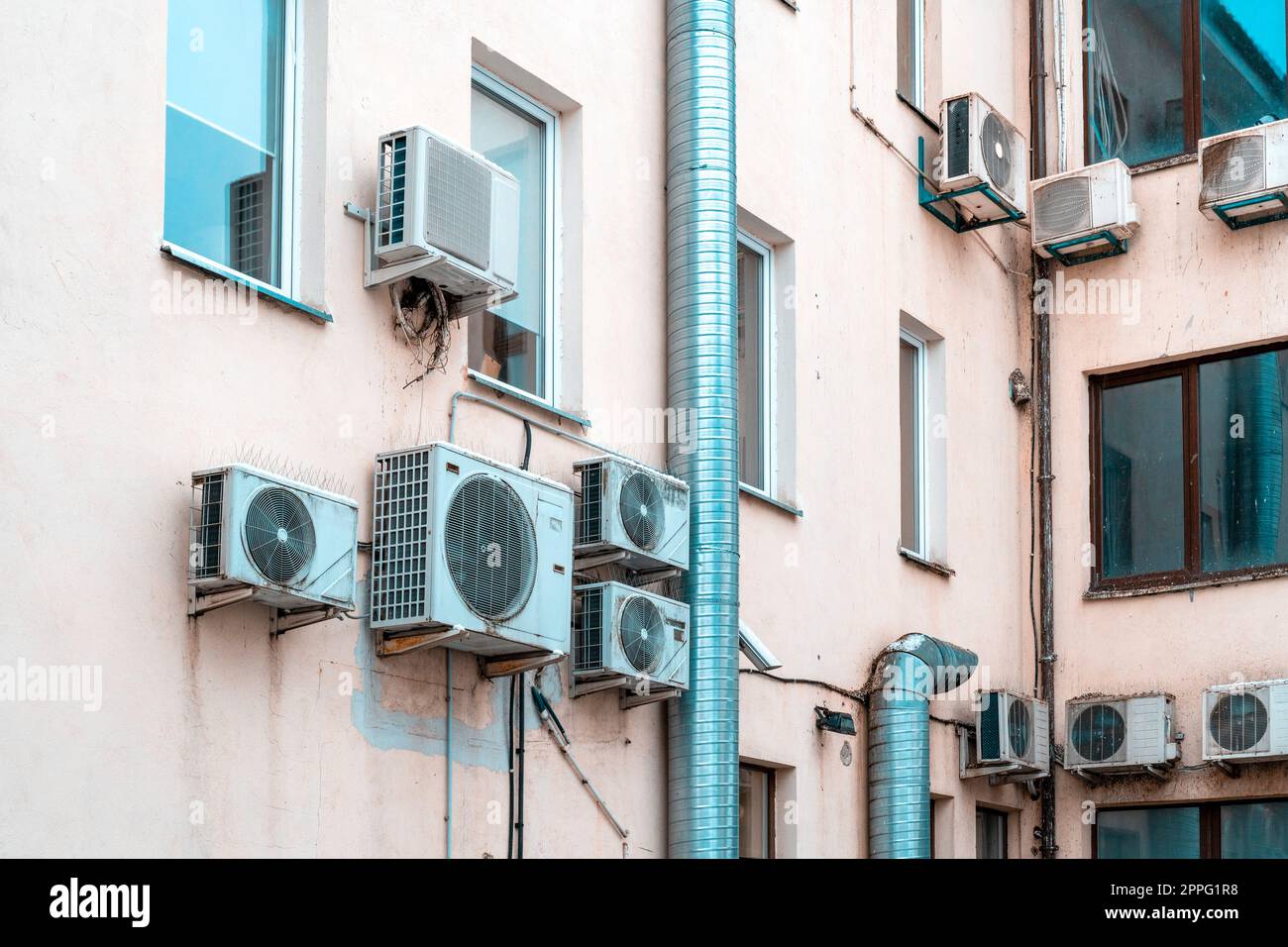 Condizionatori d'aria per ufficio per la ventilazione e il raffreddamento dell'aria o per il riscaldamento della stanza Foto Stock