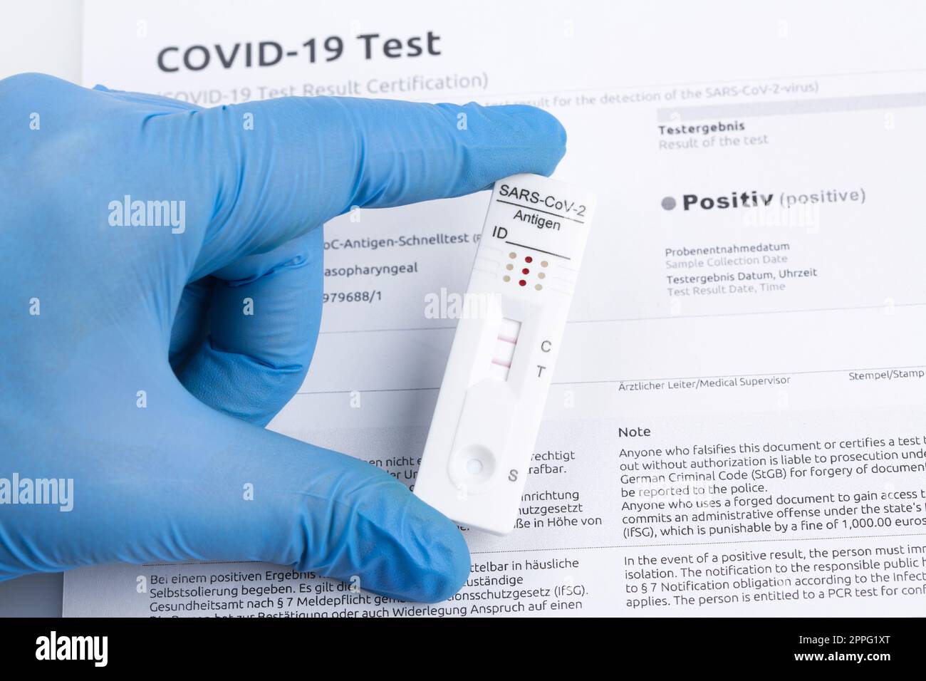 Risultato positivo del test utilizzando un dispositivo di test rapido per COVID-19. Foto Stock