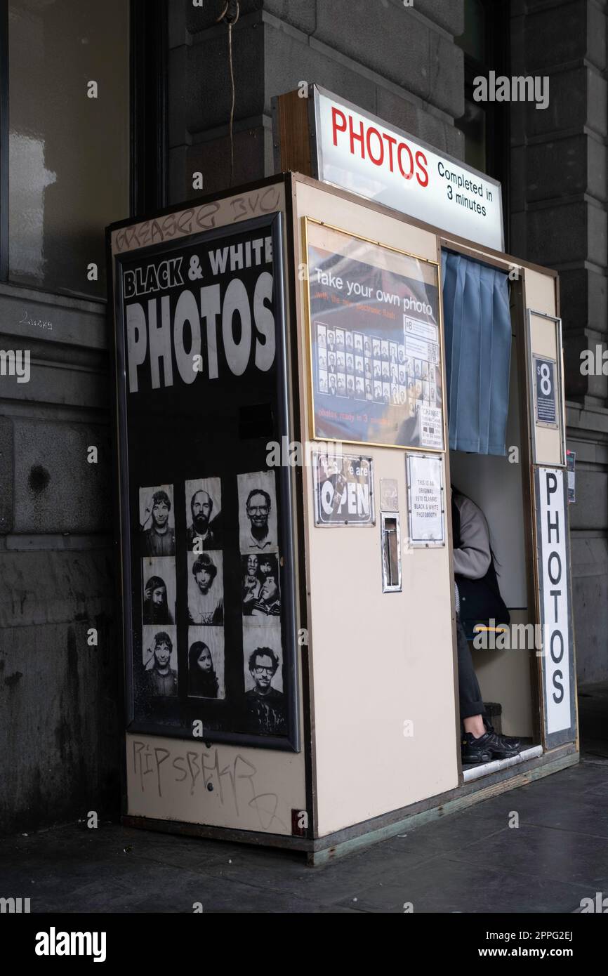 MELBOURNE, AUSTRALIA - MARZO 09 2023: Donna in uno stand fotografico vintage contro una vecchia facciata alla stazione ferroviaria di Flinders Street, a Melbourne, Australia Foto Stock
