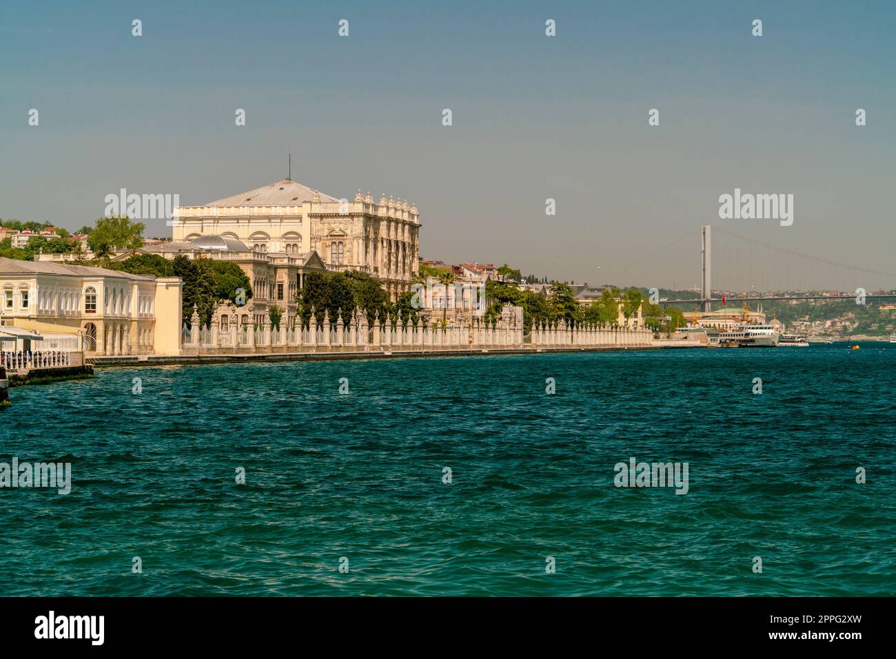 Vista di un cancello al palazzo Dolme bahce a Istanbul, Turchia Foto Stock