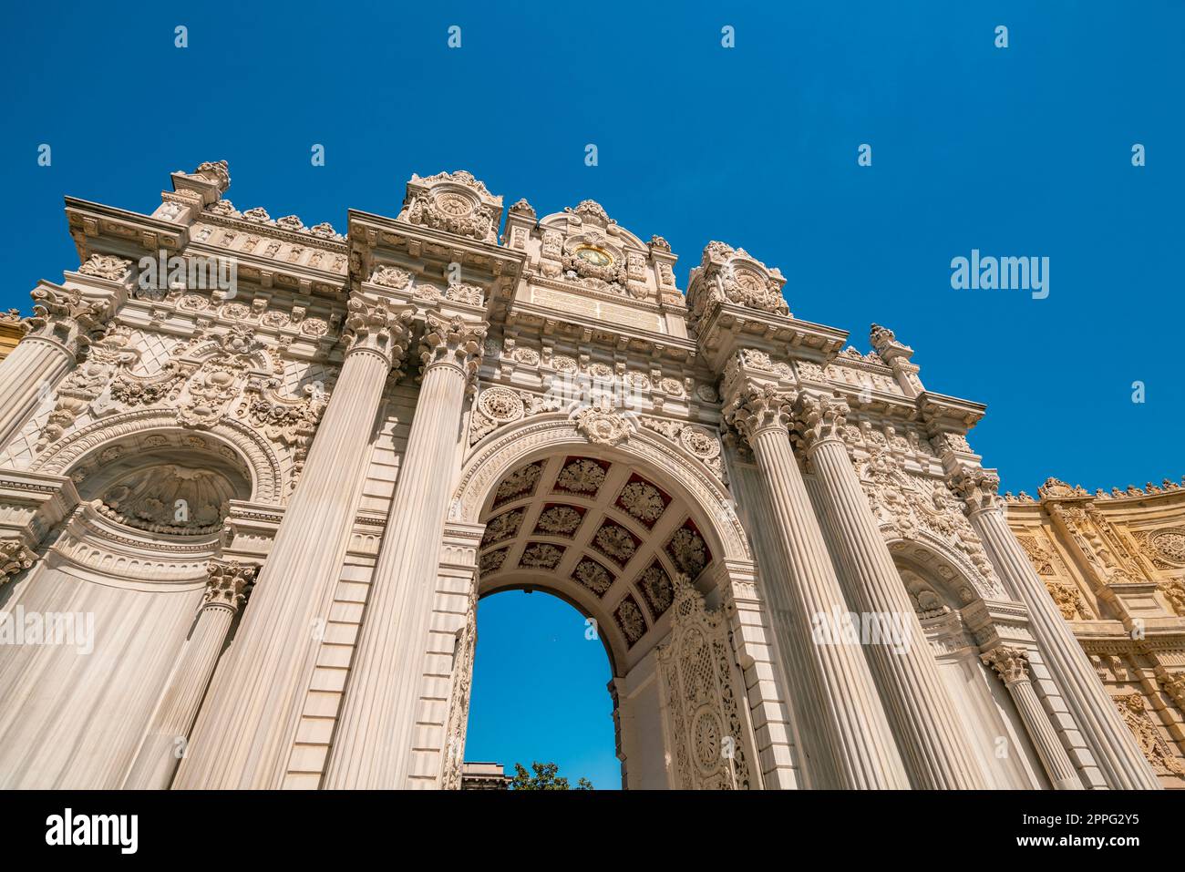 Vista di un cancello al palazzo Dolmebahce a Istanbul, Turchia Foto Stock