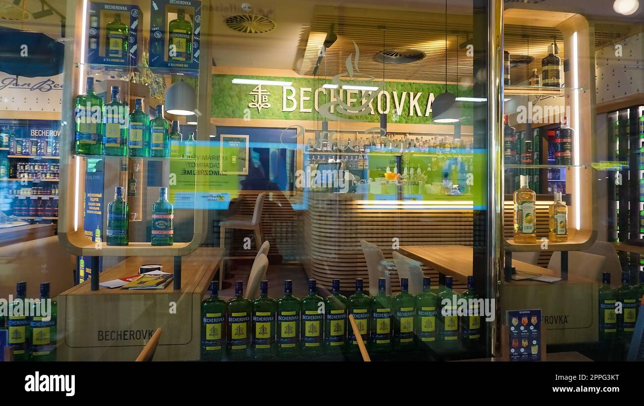 Becherovka in vendita al supermercato Foto Stock