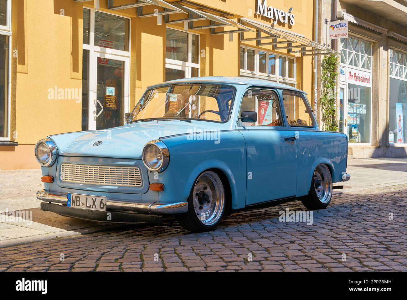 Trabant ben conservato dalla produzione di GDR nel centro storico di Wittenberg in Germania Foto Stock