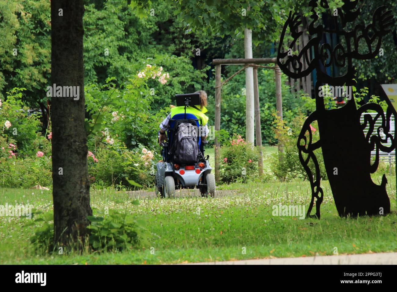 Una persona in sedia a rotelle guida attraverso il parco cittadino di BÃ¤Renwiese a Ludwigsburg Foto Stock