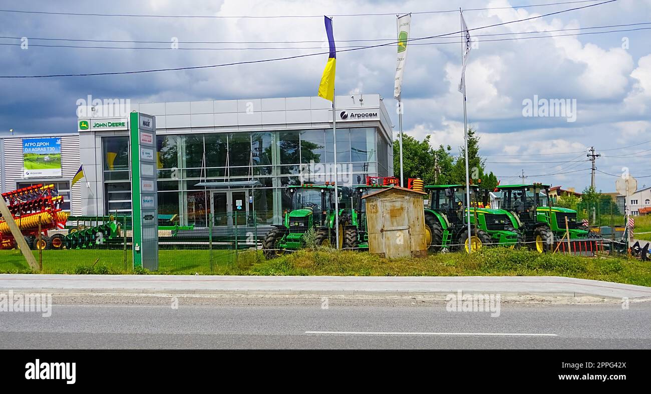 I potenti trattori del negozio John Deer a Kiev, Ucraina Foto Stock