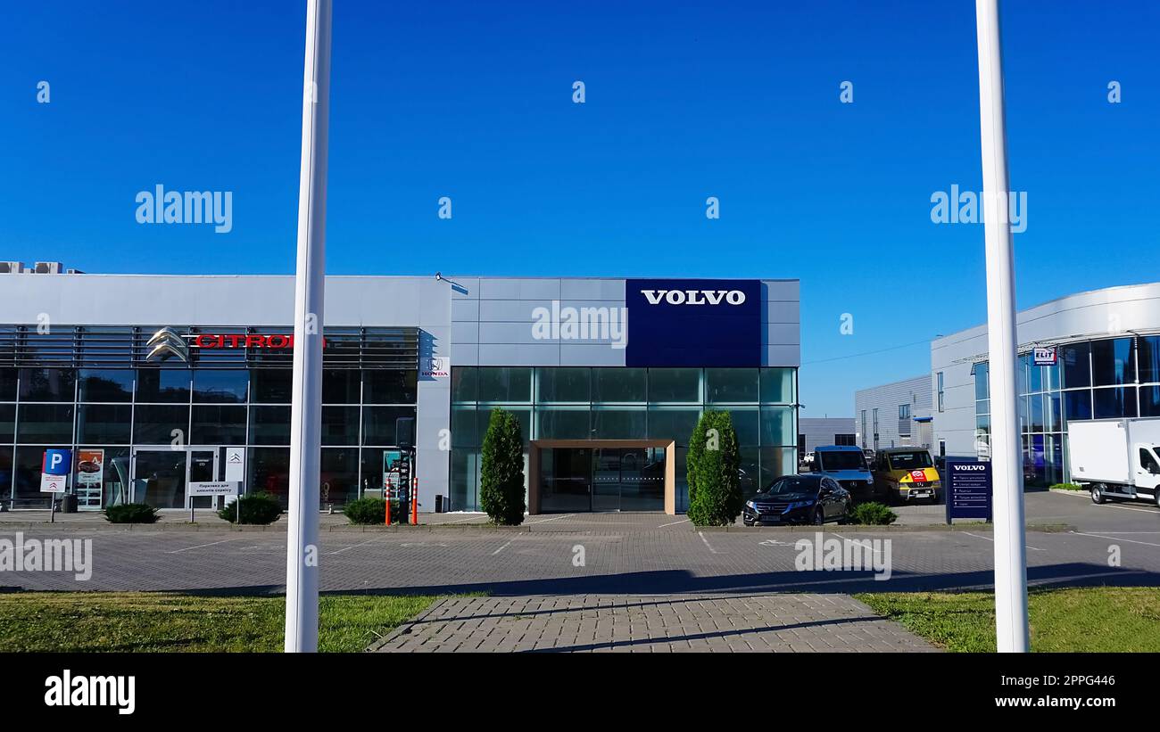 Cartello pubblicitario del marchio VOLVO davanti a un cielo con nuvole Foto Stock