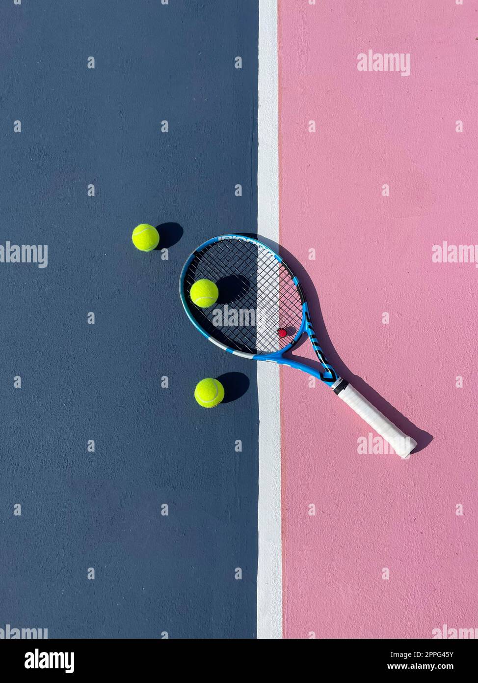 Racchetta da tennis e palle da tennis sul campo da tennis Foto Stock