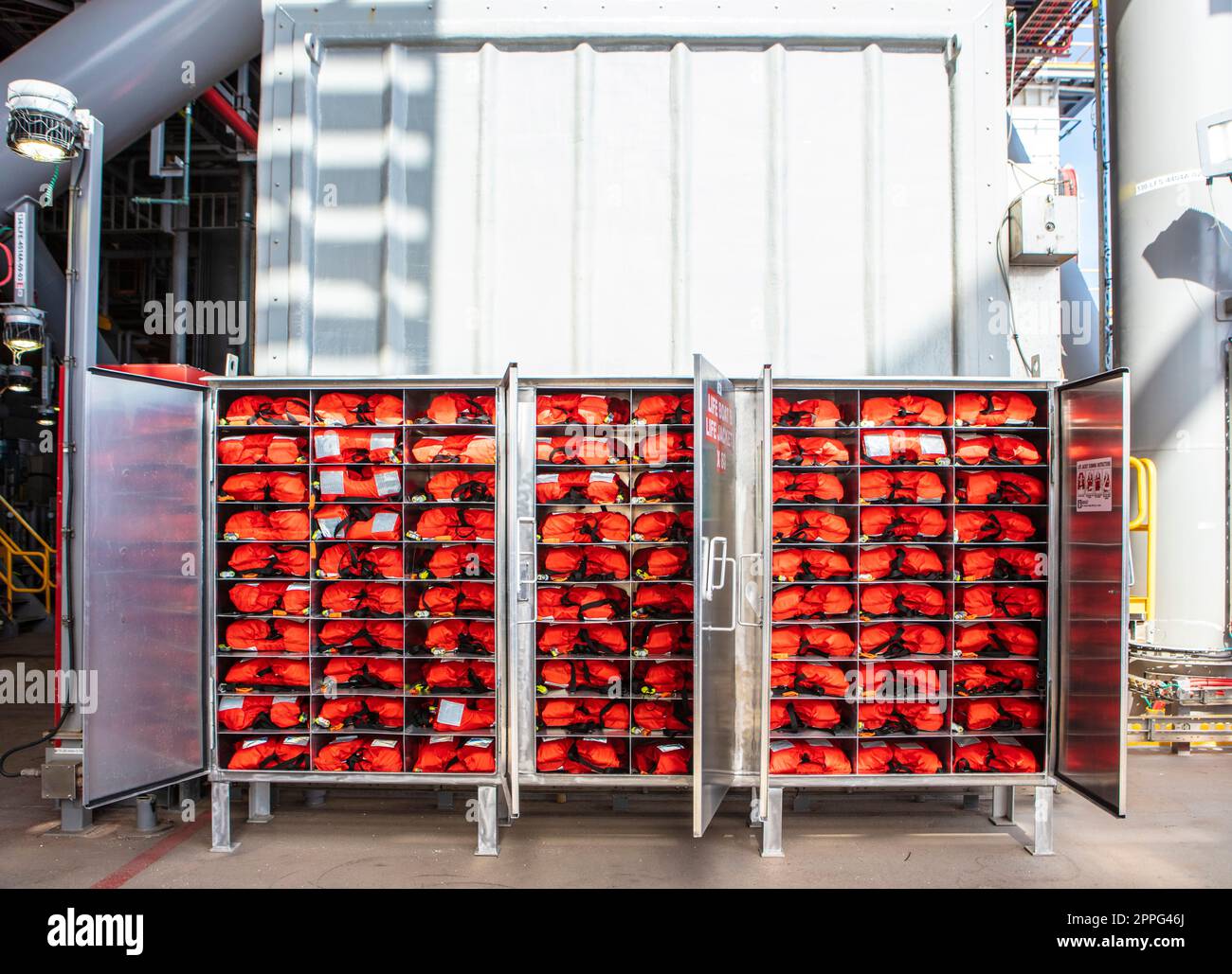 Stoccaggio di giubbotti salvagente su una piattaforma petrolifera nel Golfo del Messico Foto Stock