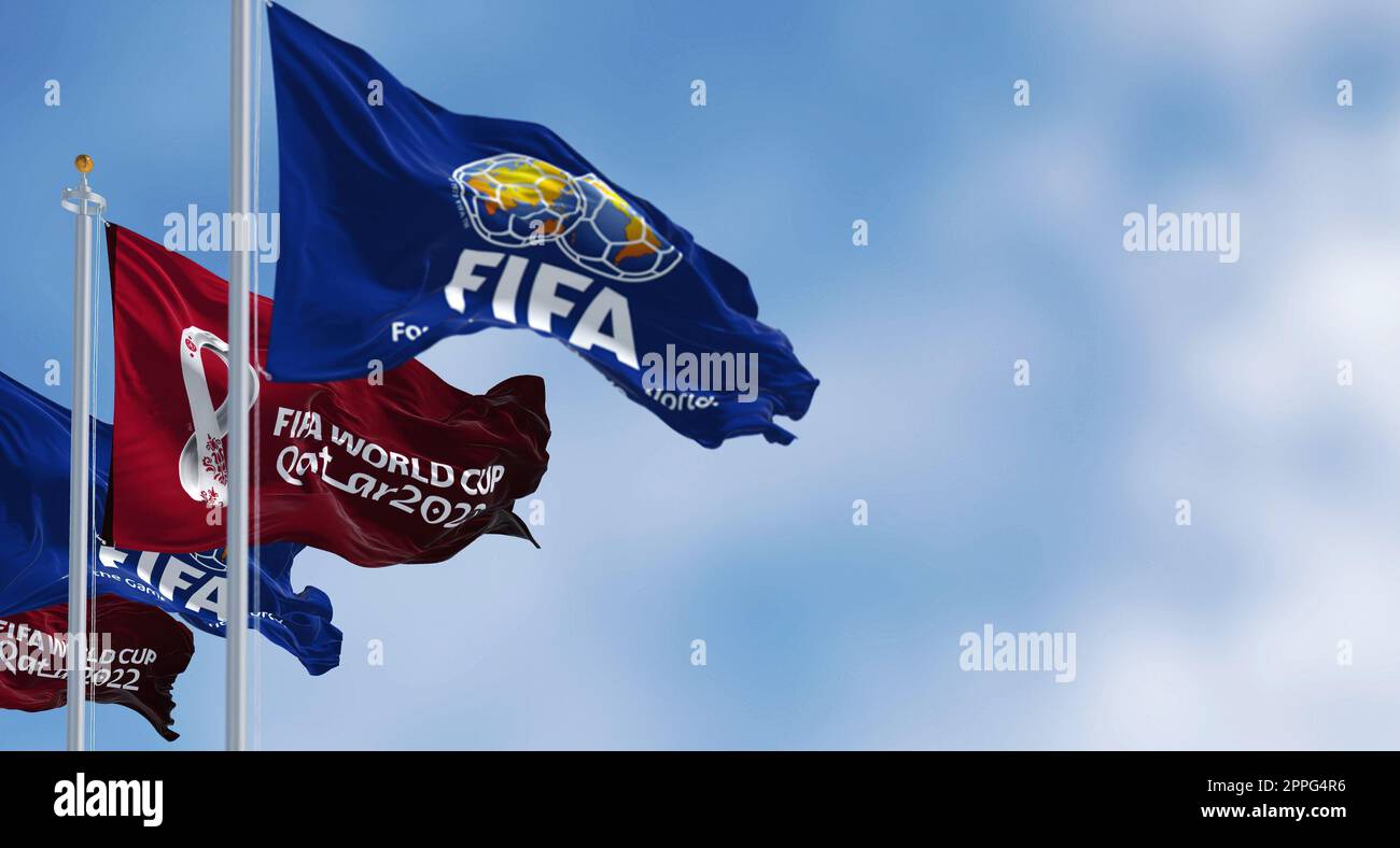 Bandiere con il logo della Coppa del mondo FIFA e Qatar 2022 che sventolano nel vento Foto Stock