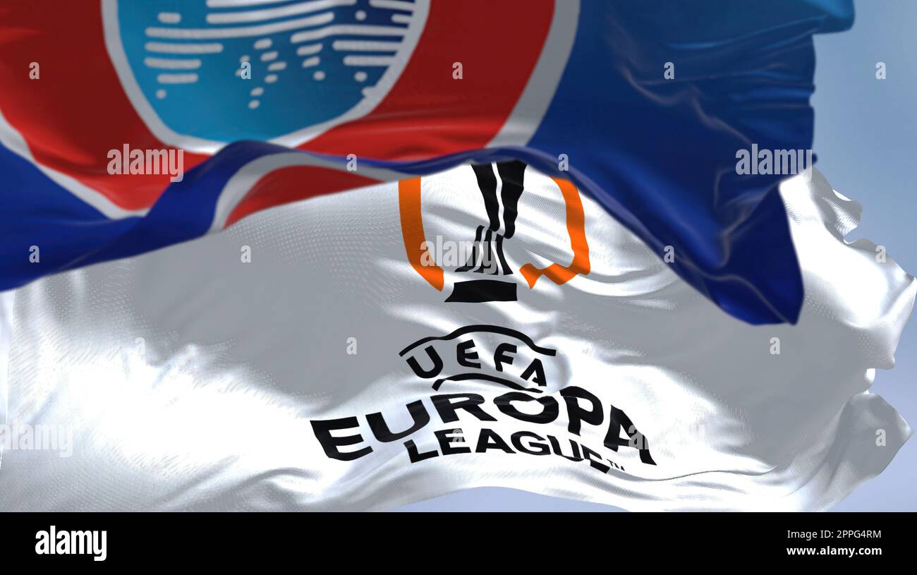 Bandiere con UEFA e UEFA Europa League che sventolano nel vento Foto Stock