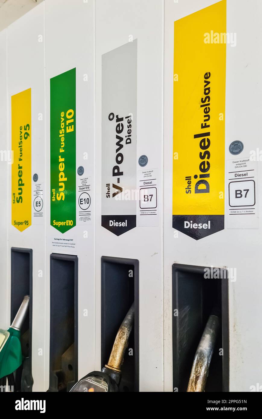 Kiel, Germania - 04. Agosto 2022: Pompa di benzina di una stazione di servizio del marchio Shell che si riempie di benzina. Foto Stock