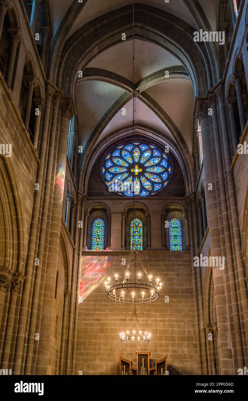 GINEVRA, SVIZZERA - 4 SETTEMBRE 2013: Interno di St Pierre Cathedral a Ginevra, in Svizzera, costruita come cattedrale cattolica romana, ma divenne una chiesa protestante riformata, nota come la chiesa adottiva di Giovanni Calvino, uno dei leader dei Pro Foto Stock