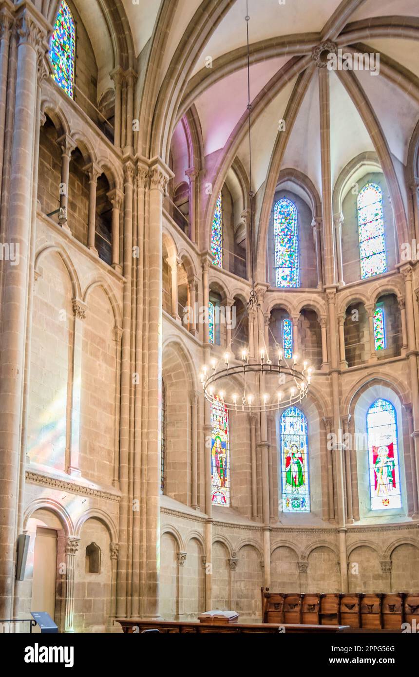 GINEVRA, SVIZZERA - 4 SETTEMBRE 2013: Interno di St Pierre Cathedral a Ginevra, in Svizzera, costruita come cattedrale cattolica romana, ma divenne una chiesa protestante riformata, nota come la chiesa adottiva di Giovanni Calvino, uno dei leader dei Pro Foto Stock