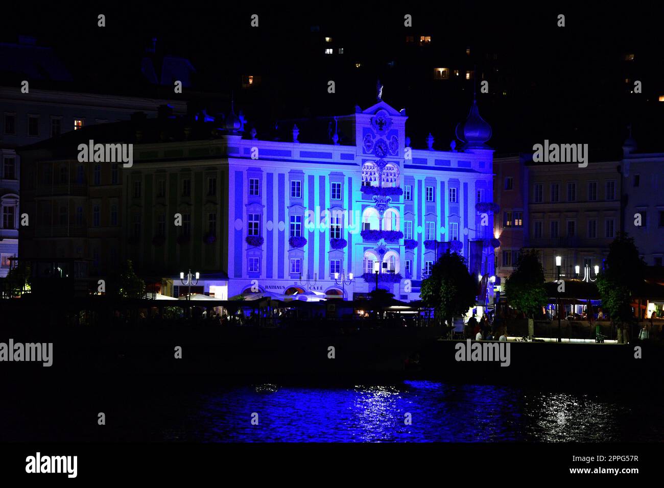 Blau beleuchtet immagini e fotografie stock ad alta risoluzione - Alamy