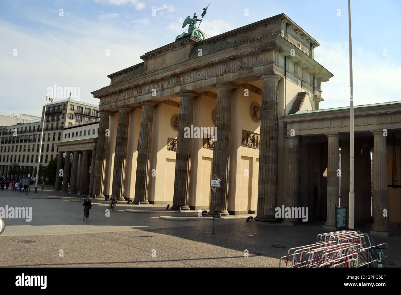 Platz des 18. MÃ¤rz mit Brandenburger Tor Foto Stock