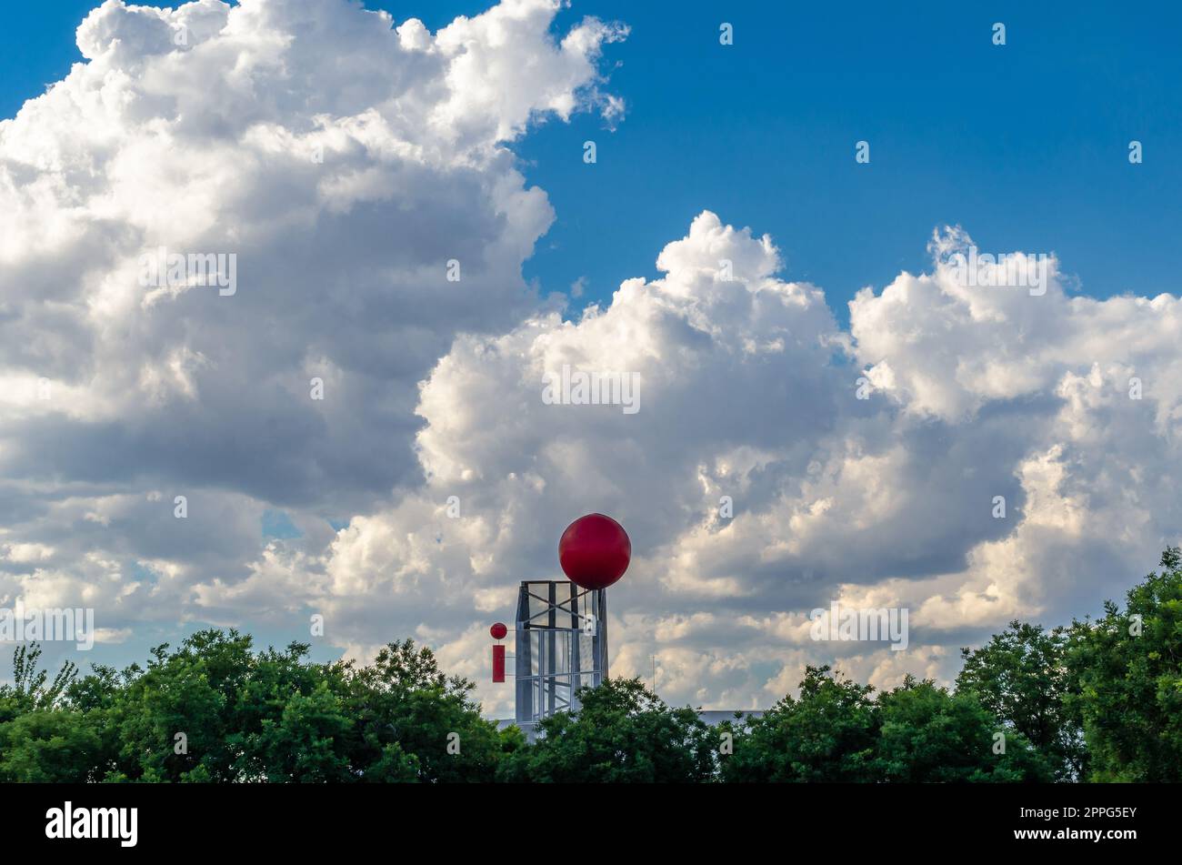 MADRID, SPAGNA - 6 GIUGNO 2021: Area informazioni nel Parco Juan Carlos i di Madrid, Spagna, contrassegnato da un globo rosso Foto Stock