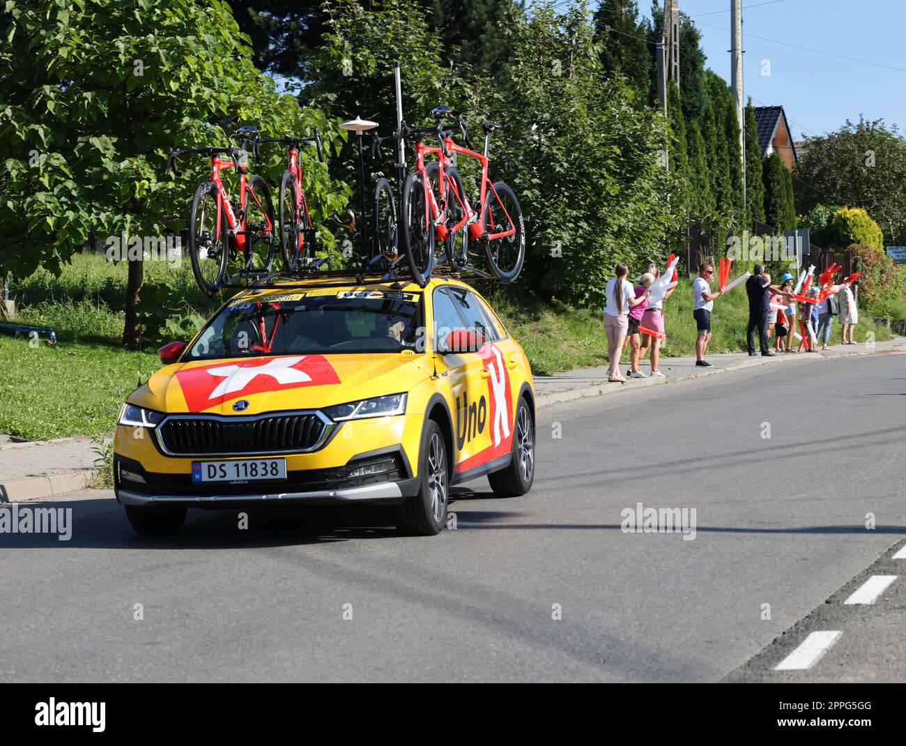 Uno X Pro CyclingTeam veicolo sul percorso del Tour de Pologne UCI â€“ World Tour, tappa 7 Skawina - Cracovia. Foto Stock