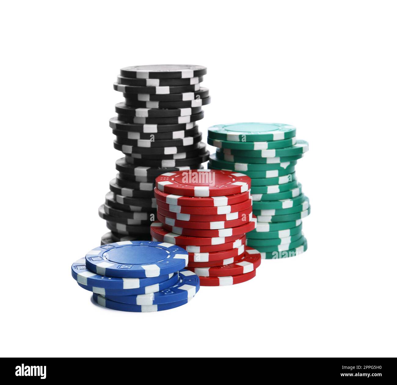 Chip di plastica da casinò impilati su sfondo bianco. Gioco di poker Foto Stock